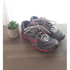 Women’s Nike Dual Fusion tennis shoes